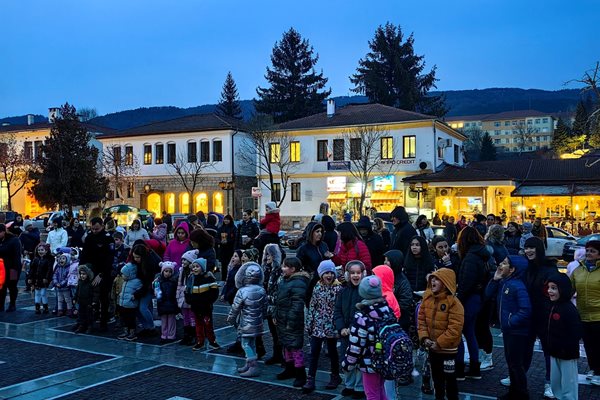 Площадът в Елена се изпълни с деца, очакващи магията на Коледа