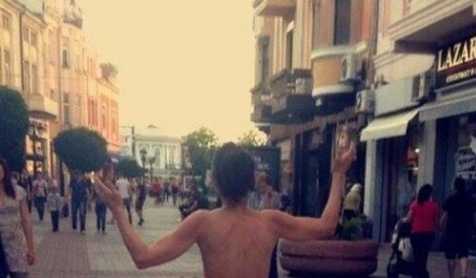 Чисто гола жена се разходи по центъра на Пловдив
