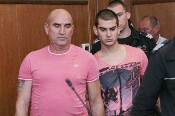 Ценко Чоков и сина му Мартин са в един тон розово в съда