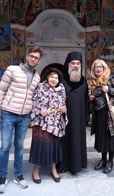 Евгени Боянов е плътно до Мутафова и красивата й дъщеря - Мария. Епископ Борис ги посрещна в манастира