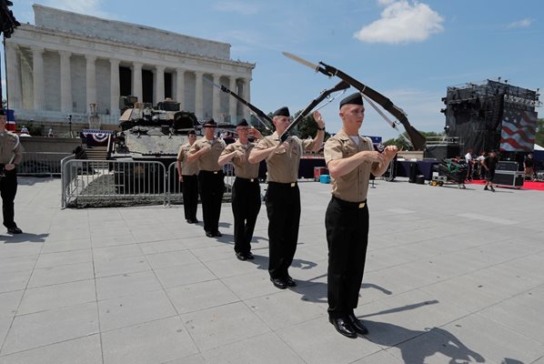 Военен парад, организиран от Тръмп, ще премине по улиците на Вашингтон (Снимки)