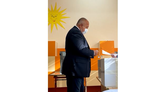 Бойко Борисов гласува. Кадри: Фейсбук