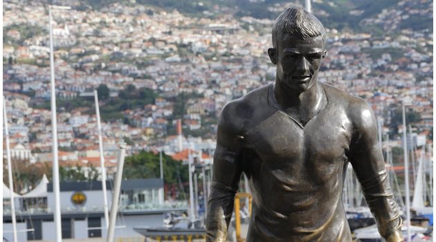 Преди време Роналдо бе обезсмъртен с бронзов паметник в родния Фуншал, 37-годишният португалец обаче вероятно никога няма да вдигне над главата световната титла. Снимка ПИКСАБЕЙ