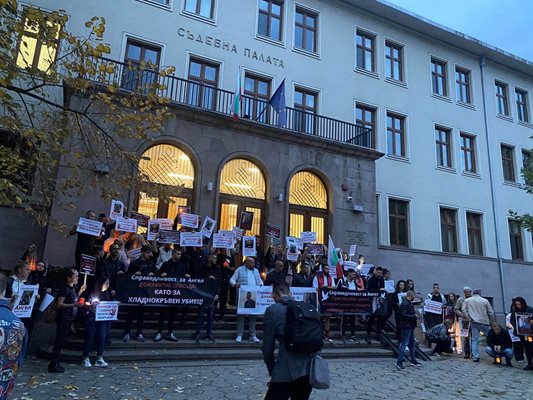 Хората се събраха и пред съдебната палата в Пазарджик СНИМКА: Диана Варникова