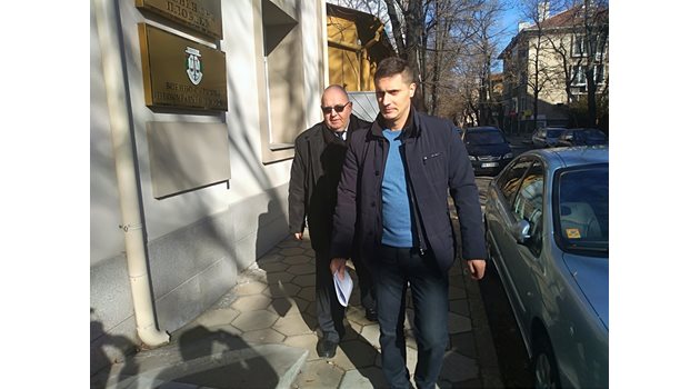 Командосът Ангел Желязков пристигна в пловдивския военен съд с адвоката си Красимир Елдъров