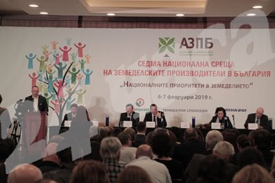 Земеделският министър Румен Порожанов обяви по време на националната среща на земеделските производители, че промените в поземления закон ще бъдат отложени с няколко месеца, за да се постигне консенсус по основни текстове.