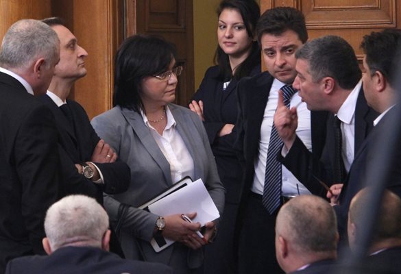 Корнелия Нинова   със свои депутати в един от последните дни на БСП в парламента през февруари.