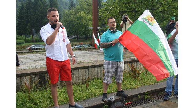 Координаторите на “Има такъв народ” за област Смолян Асен Кехайов (вляво) и Евгени Семерджиев са сред организаторите на протестите в Смолян.