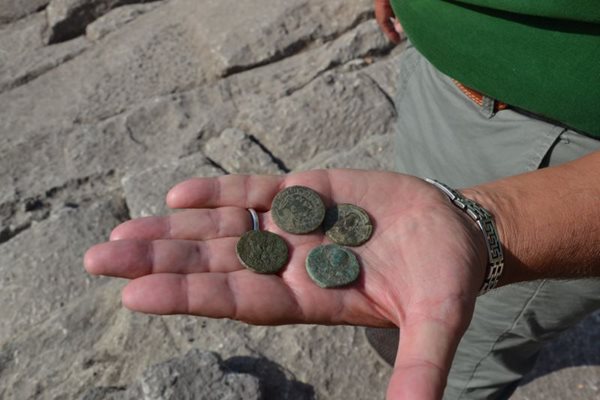 Сред откритите по време на археологическите разкопки монети е и тази от времето на тракийския цар Реметалк I, която доказва, че храмът на Дионис се е намирал на Перперикон.