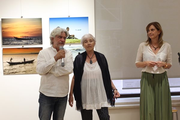 Авторите на снимките Атанас Кънев и Елена Панайотова заедно с Вихра Григорова (в средата).