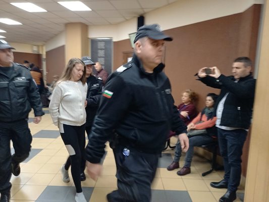 Охраната води Красимира Лалева към съдебната зала.