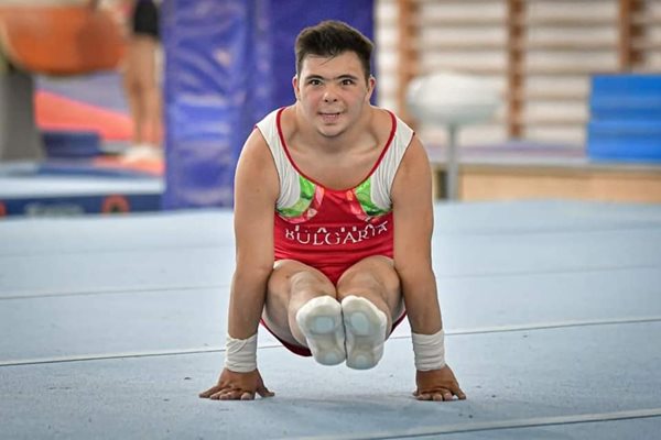 Емилиян Костадинов, спечелил сребърен медал в Аржентина СНИМКА: Българска федерация по гимнастика