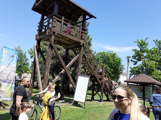 Дървената кула, от която наблюдават щъркеловите гнезда на училищния покрив.