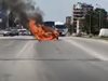 Кола пламна в движение на "Ломско шосе" в София, районът е блокиран (Видео)