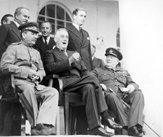 Лидерът на СССР Йосиф Сталин, президентът на САЩ Франклин Делано Рузвелт и премиерът на Великобритания Уинстън Чърчил на конференцията в Техеран в края на 1943 г. СНИМКА: УИКИМЕДИЯ