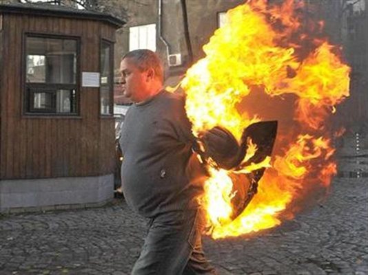 Росен Марков, който се подпали пред БНТ, се опитва да съблече горящото си сако.
СНИМКА: БУЛФОТО