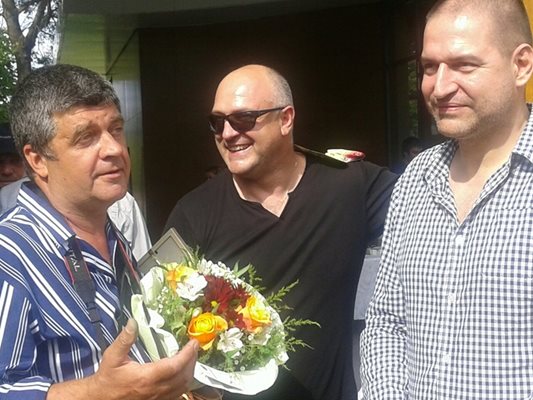 Реставраторът Иван Арабаджиев, който получи награда като представите на бургаския музей, заедно с художниците  Атанас Стоянов и Добри Вътев.