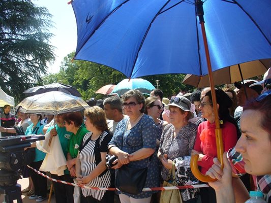 Хората стоически издържаха на горещото слънце, но изчакаха церемонията по откриването на Музея на розата в Казанлък, която се забави с повече от час.