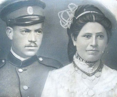 Сватбената снимка на родителите на Павел Матев. Тези дълги черни коси отрязва по-късно майката на бъдещия поет...