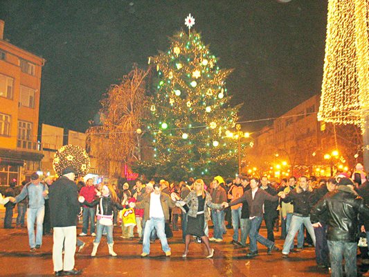 Голям интерес тази година е имало към новогодишните оферти. Някои обаче ще предпочетат веселбата край градската елха.