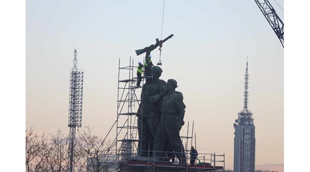 Част от фигурите от Паметника на Съветската армия в София бяха премахнати
СНИМКА: Ники Литов