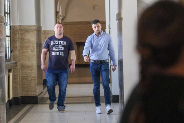 Подсъдимият Иван Виденов (вляво) на път към съдебната зала.