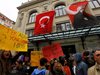 Протестите продължават в Турция седмица след референдума (снимки)
