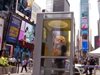 Телефонни кабини в Ню Йорк "разказват" истории на мигранти (Видео)
