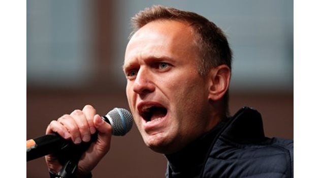 Навални е отровен от бутилка с вода в хотелска стая, а не на летището. Новичок е открит при анализ на шишето