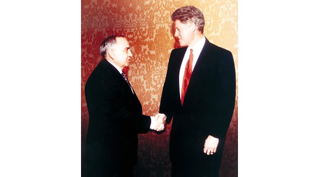 1994 г. Огнян Дойнов се среща с новоизбрания американски президент Бил Клинтън. 