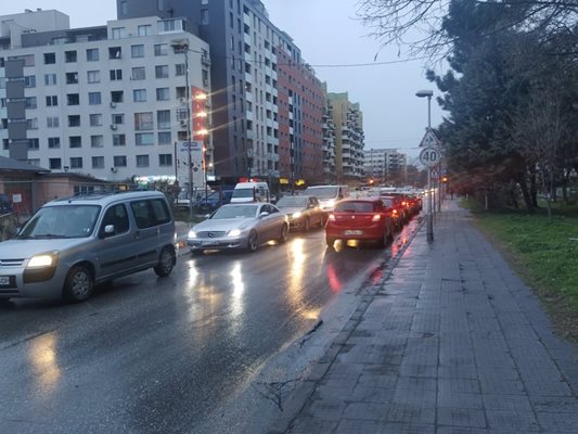 Дълги опашки от коли имаше на бул. "Ал. Стамболийски"