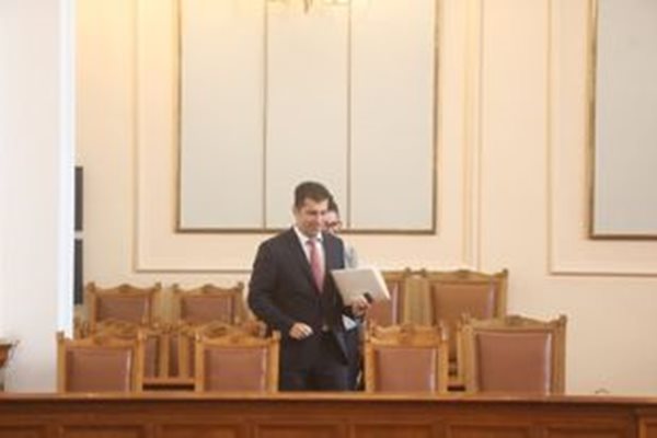 Министър-председателят Кирил Петоков в Народното събрание по време на блицконтрола. 