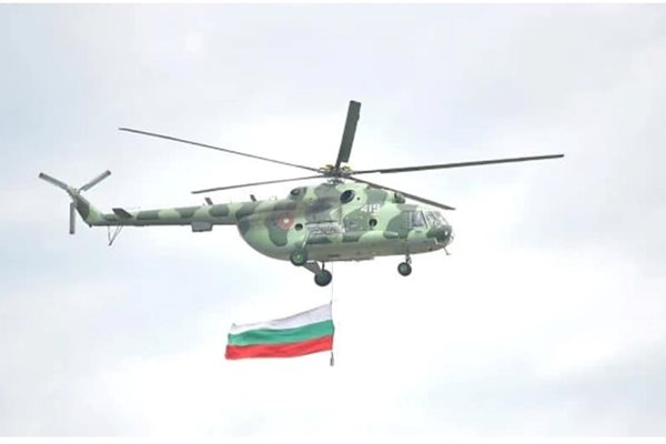 Хеликоптерът Ми-17 с развят трибагреник откри празничните демонстрации в Граф Игнатиево. 