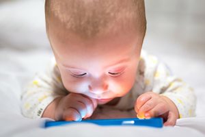 Още на 6 месеца днешните бебета са със смартфон в ръка