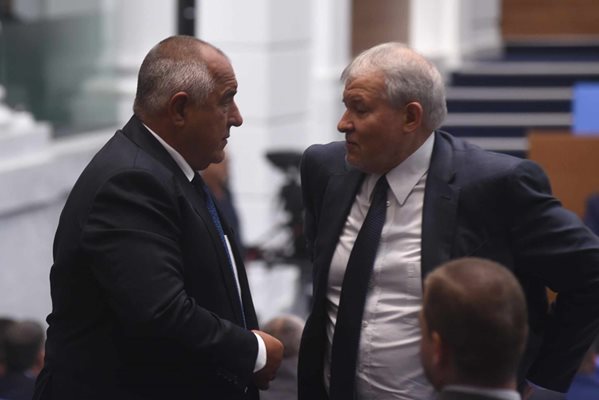 Коалиционните партньори в ГЕРБ-СДС Бойко Борисов и Румен Христов се поздравиха за началото на новата сесия.
