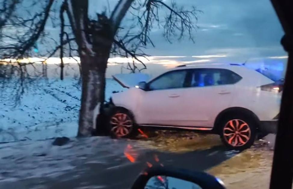 Кола се блъсна в дърво на пътя Варна - Кичево