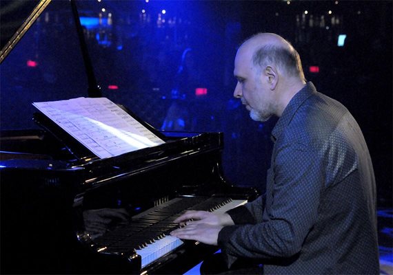 Антоний Дончев в обичайна поза - зад пианото. И като диригент на Бигбенда на БНР джазменът продължава да свири и поне два пъти месечно е на концерти в чужбина.
