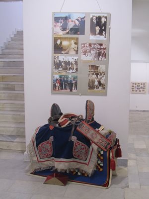 При посещението си в България през 1978 г. либийският ръководител подарява на Тодор Живков това камилско седло.