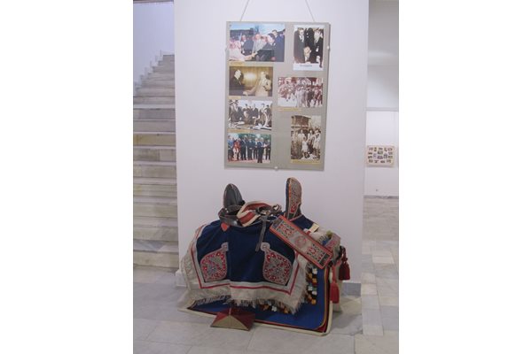 При посещението си в България през 1978 г. либийският ръководител подарява на Тодор Живков това камилско седло.