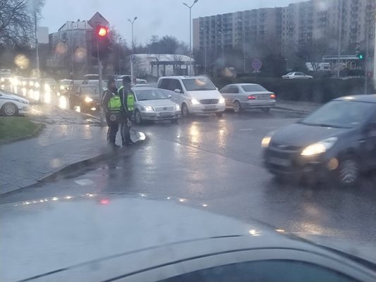 На кръстовището на бул. "Ал. Стамболийски" с ул. "Димитър Талев" полицаи се включваха да регулират движението