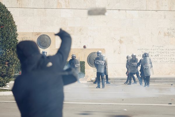 Гръцката полиция използва днес сълзотворен газ срещу протестиращите в Атина СНИМКИ: Ройтерс