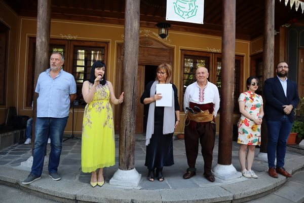 Заместник-кметът на Пловдив Пламен Панов (крайният вдясно) и останалите официални лица при откриването на Седмицата на занаятите.

Снимки: община Пловдив.