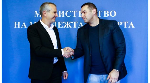 Ариф Маджид (вдясно) с министъра на спорта Димитър Илиев през октомври, когато стана ясно, че европейското първенство ще е в София.