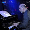 Антоний Дончев в обичайна поза - зад пианото. И като диригент на Бигбенда на БНР джазменът продължава да свири и поне два пъти месечно е на концерти в чужбина.