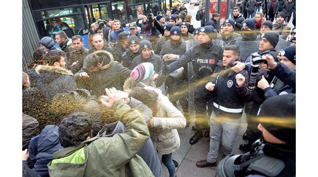 ДЕМОКРАЦИЯ: На 30 ноември демонстранти в Турция бяха разпръснати в водни оръжия.