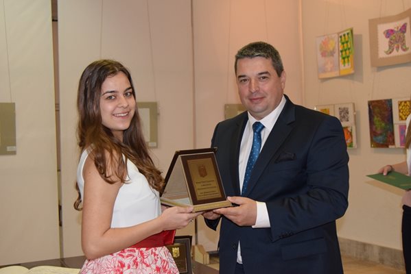 Единствената българка, приета в Харвард през тази учебна година, Александра Тодорова с кмета Добромир Добрев, който връчи наградата. Снимка:Авторът