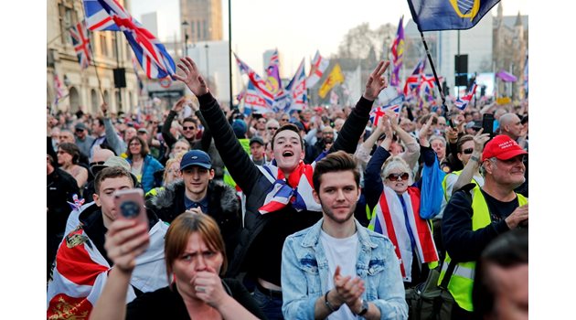 Привърженици на Брекзит размахват британското знаме.