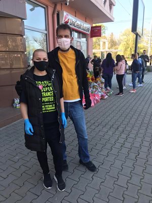 Ники Кънчев и Десислава с маски на Орлов мост