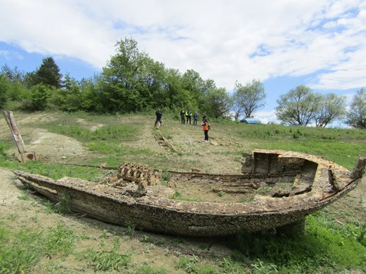 15-метровият кораб остана на сушата, след като водата в язовир "Тича" се отдръпна.