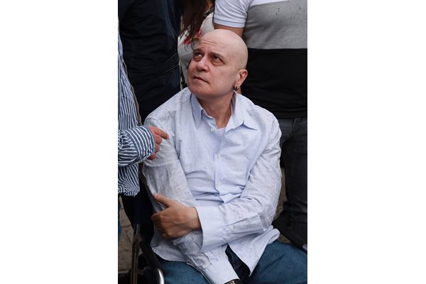 Слави Трифонов седнал на стол протестира пред НС през 2017 г. СНИМКА: "24 ЧАСА" 